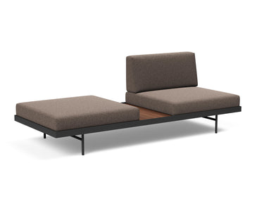 Puri daybed med valnøddebord i 530 Bouclé Taupe, set skråt forfra