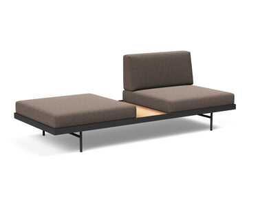 Puri daybed med egetræsbord i 530 Bouclé Taupe, set skråt forfra