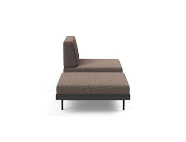 Puri daybed med valnøddebord i 530 Bouclé Taupe, set fra siden
