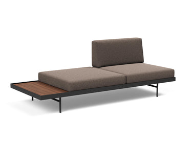 Puri daybed med valnøddebord i 530 Bouclé Taupe, med bordet i enden
