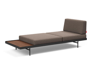 Puri daybed med valnøddebord i 530 Bouclé Taupe, med bordet i enden, set fra siden