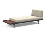 Puri daybed med valnøddebord i 539 Bouclé Beige, med bordet i enden, set fra siden