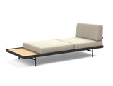 Puri daybed med egetræsbord i 539 Bouclé Beige, med bordet i enden, set fra siden