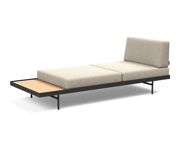 Puri daybed med egetræsbord i 539 Bouclé Beige, med bordet i enden, set fra siden