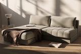 Akello sovesofa med chaiselong i 280 Avella Sand i en stue