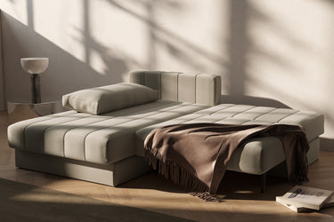 Akello sovesofa med chaiselong i 280 Avella Sand i en stue, billede 2