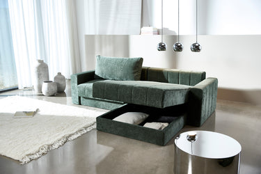 Akello sovesofa med chaiselong og armlæn i 281 Avella Pine Green i en stue, billede 2