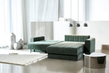 Akello sovesofa med chaiselong og armlæn i 281 Avella Pine Green i en stue, billede 3