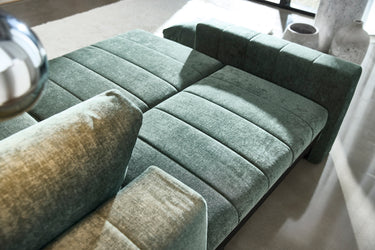 Akello sovesofa med chaiselong og armlæn i 281 Avella Pine Green i en stue, billede 6