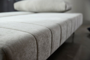 Akello sovesofa i 280 Avella Sand i en stue, billede 4
