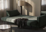 Akello sovesofa med armlæn i 281 Avella Pine Green i en stue, billede 2