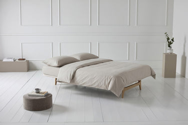 Aslak 140 sovesofa med Classic madras i 612 Blida Sand Grey i en stue, billede 6