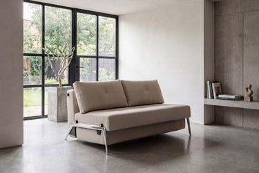 Cubed 140 Alu sovesofa i 612 Blida Sand Grey i en stue