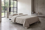 Cubed 140 Alu sovesofa i 612 Blida Sand Grey i en stue, billede 2