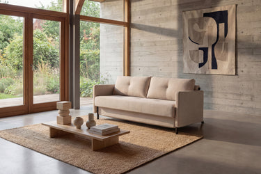 Cubed 140 sovesofa med armlæn i 612 Blida Sand Grey i en stue