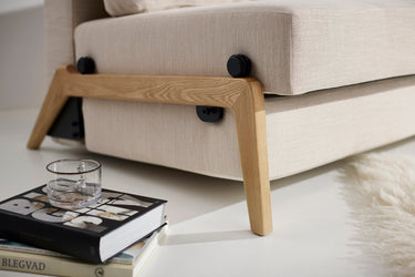 Cubed 160 Wood sovesofa i 612 Blida Sand Grey i en stue, billede 10