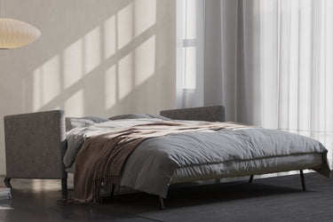 Cubed 160 sovesofa med armlæn i 565 Twist Granite i en stue, billede 3