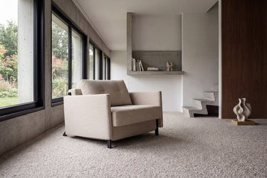 Cubed 90 stol med armlæn i 612 Blida Sand Grey i en stue