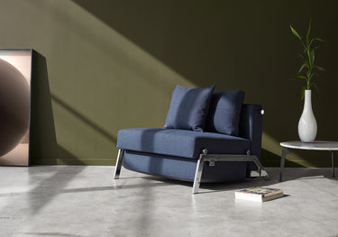 Cubed 90 Chrome stol i 528 Mixed Dance Blue i en stue