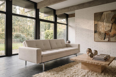 Dublexo Chrome sovesofa med armlæn i 527 Mixed Dance Natural i en stue