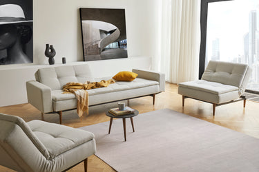 Dublexo Styletto Dark Wood sovesofa med armlæn i 527 Mixed Dance Natural i en stue, billede 3