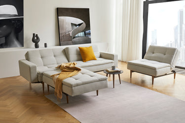 Dublexo Styletto Dark Wood sovesofa med armlæn i 527 Mixed Dance Natural i en stue, billede 5