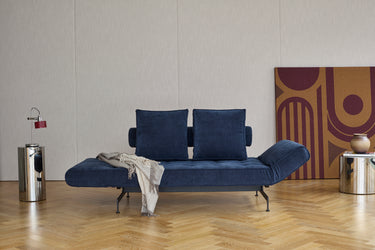 Ghia Laser daybed i 414 Esina Indigo Blue i en stue, billede 7