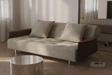 Long Horn D.E.L. sovesofa med armlæn i 539 Bouclé Beige i en stue, billede 2