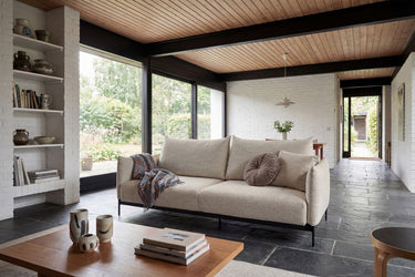 Malloy sovesofa i 579 Kenya Gravel i en stue