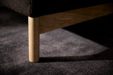 Malloy Wood sovesofa i 358 Taura Chocco i en stue, billede 5