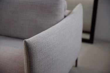 Malloy sovesofa i 579 Kenya Gravel i en stue, billede 4