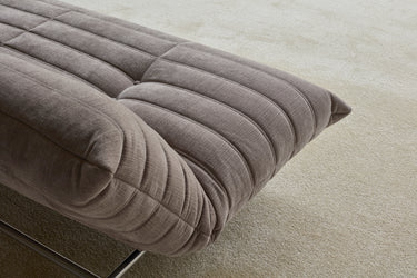 Mikunjo sovesofa i 418 Esina Truffle i en stue, billede 4