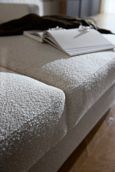 Neah 160 sovesofa med standard armlæn i 357 Taura Off White i en stue, billede 5