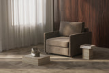 Neah stol med slim armlæn i 411 Esina Cedar Brown i en stue