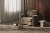 Neah stol med standard armlæn i 411 Esina Cedar Brown i en stue