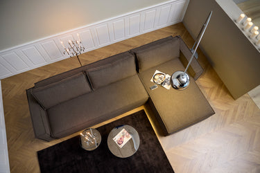 Newilla sovesofa med chaiselong i 530 Bouclé Taupe i en stue