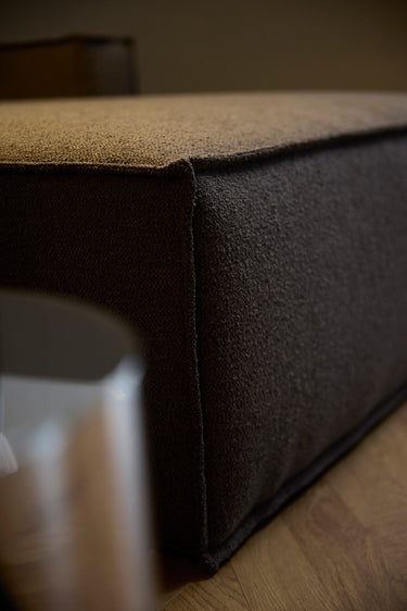 Newilla sovesofa med chaiselong i 530 Bouclé Taupe i en stue, billede 6