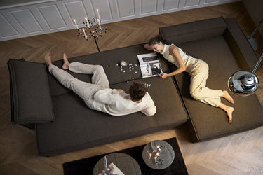 Newilla sovesofa med chaiselong i 530 Bouclé Taupe i en stue, billede 4