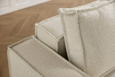 Newilla sovesofa i 357 Taura Off White i en stue, billede 7