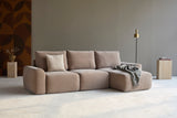 Norum sovesofa med chaiselong og Chunky armlæn i 417 Esina Mocha i en stue, billede 2