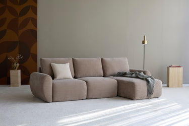 Norum sovesofa med chaiselong og Curve armlæn i 417 Esina Mocha i en stue