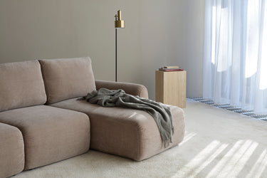 Norum sovesofa med chaiselong og Curve armlæn i 417 Esina Mocha i en stue, billede 6