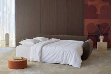 Norum sovesofa med Curve armlæn i 411 Esina Cedar Brown i en stue, billede 3
