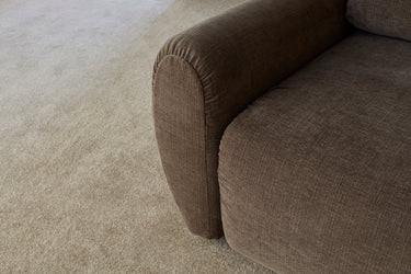 Norum sovesofa med Curve armlæn i 411 Esina Cedar Brown i en stue, billede 5