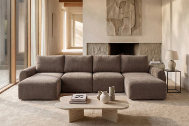 Norum sovesofa U-form med Curve armlæn i 411 Esina Cedar Brown i en stue