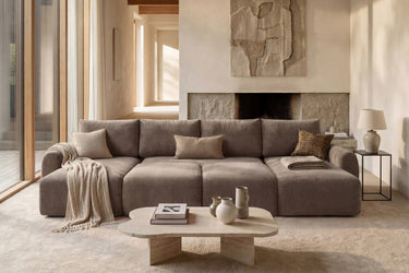 Norum sovesofa U-form med Curve armlæn i 411 Esina Cedar Brown i en stue, billede 2