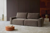 Norum sovesofa med Chunky armlæn i 411 Esina Cedar Brown i en stue