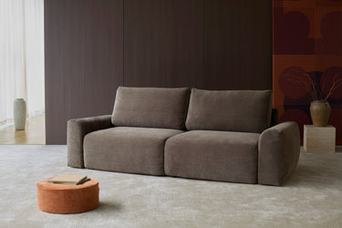 Norum sovesofa med Chunky armlæn i 411 Esina Cedar Brown i en stue