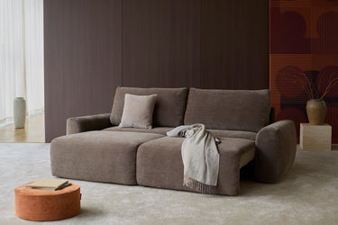 Norum sovesofa med Chunky armlæn i 411 Esina Cedar Brown i en stue, billede 2