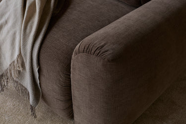 Norum sovesofa med Chunky armlæn i 411 Esina Cedar Brown i en stue, billede 5